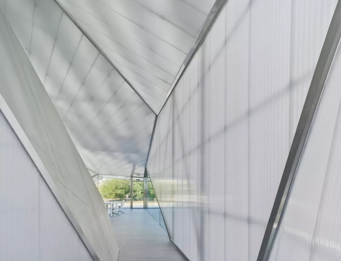 透明阳光板的价格是多少？阳光板的隔热途径有哪些？已解答